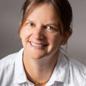 Kompetente Psychologin und Psychotherapeutin Anna Möller-Wolf freundlich lächelnd.