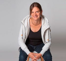 Foto der sitzenden Anna Möller Wolf in Beiträge und Interviews mit Links zu leseliebe.de.