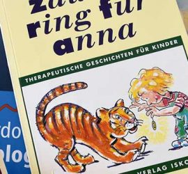 Foto mit Literatur, übereinanderliegende Bücher mit verschiedenen Themen.